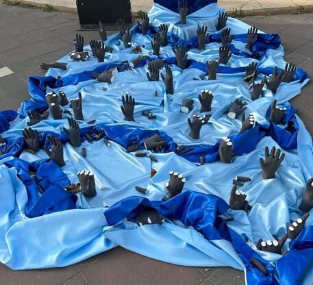 A Piazza Armerina mozzate le dita di un’installazione realizzata dai migranti. La condanna dell’Assessore Scavone